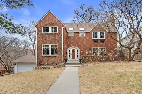 3833 Woods Dr, Des Moines, IA 50312