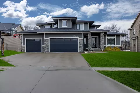 8006 NW 104th Ct, Johnston, IA 50131