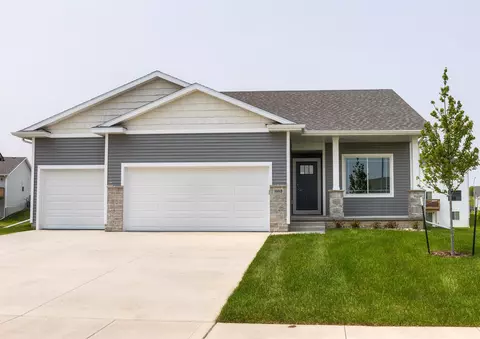 16618 Walnut Meadows Dr, Urbandale, IA 50323
