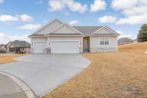 1101 Clearview Cir, Pella, IA 50219