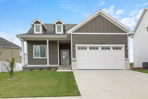 2905 Indigo Ln, Pella, IA 50219