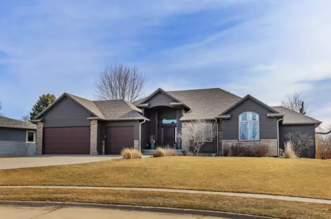 8707 Friestad Ct, Johnston, IA 50131