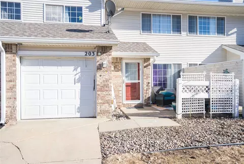 150 S Prairie View Dr #203, West Des Moines, IA 50266