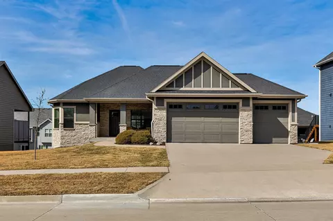 3090 Jackpine Dr, Waukee, IA 50263