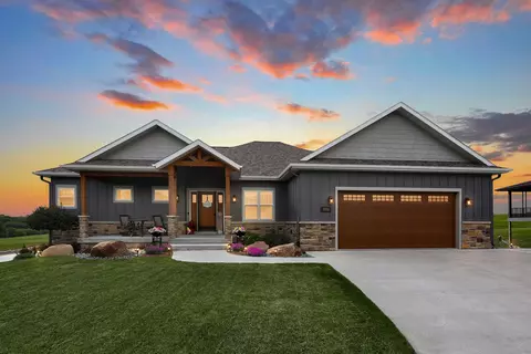 1030 Lakeview Dr, Pella, IA 50219