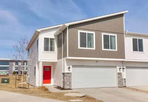 9761 Turnpoint Dr, West Des Moines, IA 50266