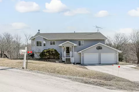 106 Zeeland Ct, Pella, IA 50219