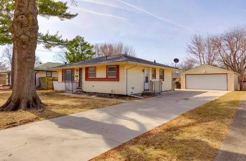 4918 Lyndale Dr, Des Moines, IA 50310