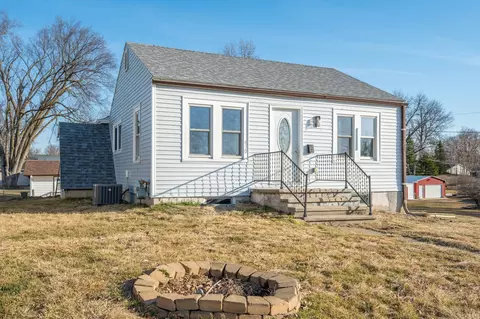 430 S 8th Ave E, Newton, IA 50208
