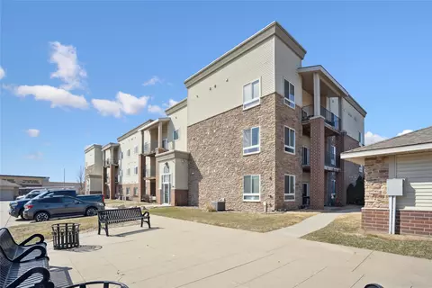 6350 Coachlight Dr #2208, West Des Moines, IA 50266