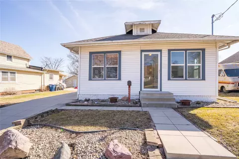 3221 E 13th St, Des Moines, IA 50316