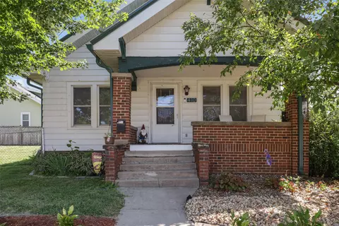 410 1st St S, Newton, IA 50208