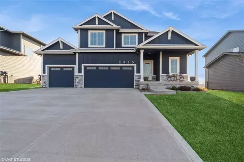 2915 Serenity Dr, Waukee, IA 50263