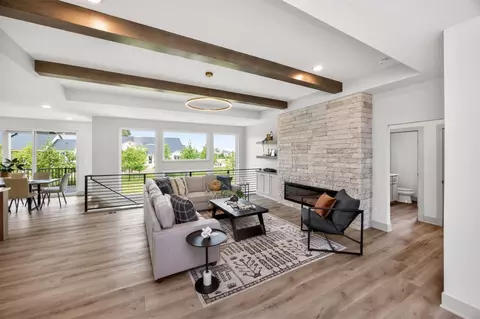 16203 Goodman Dr, Urbandale, IA 50323