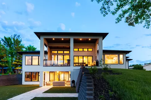 15745 Meredith Dr, Urbandale, IA 50323