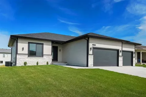 17983 Townsend Dr, Clive, IA 50325