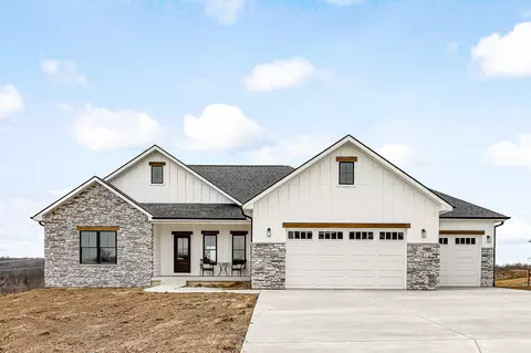 3060 Bos Ridge Rd, Pella, IA 50219