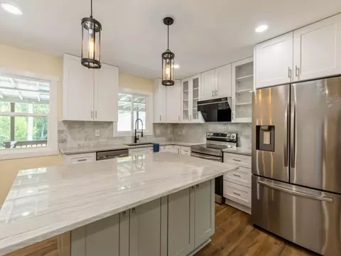 3827 E 32nd St, Des Moines, IA 50317