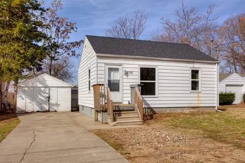 2606 Cambridge St, Des Moines, IA 50313