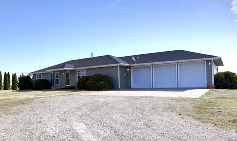 4002 Highway S52 Hwy N, Newton, IA 50208