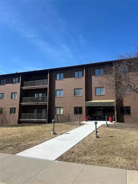 2005 Spring St #U103, Grinnell, IA 50112