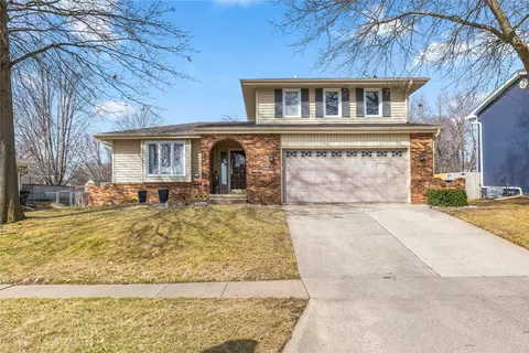 4320 Parkview Dr, Urbandale, IA 50322