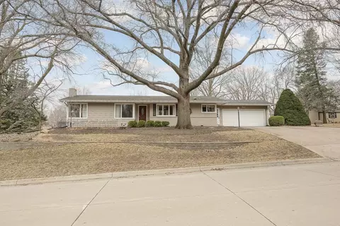 912 Elm St, Pella, IA 50219