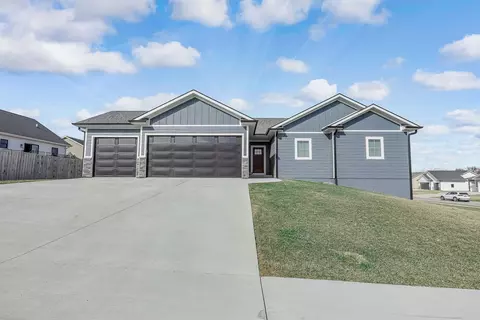 795 182nd Ave, Pella, IA 50219
