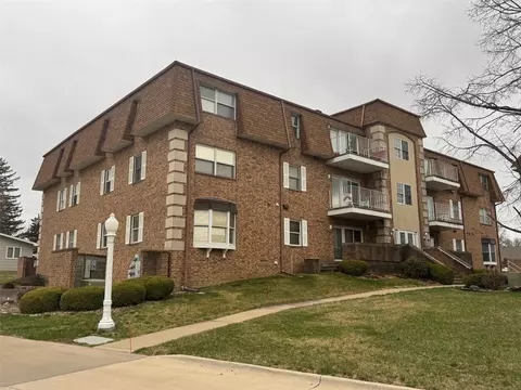 516 Lincoln St #102, Pella, IA 50219