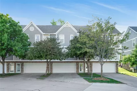 5558 Boston Ct, Johnston, IA 50131