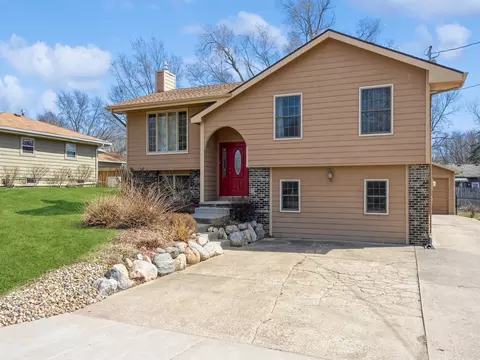 6813 NW Golden Ln, Des Moines, IA 50313