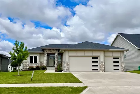 17595 Aurora Dr, Clive, IA 50325