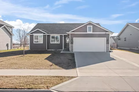 75 SE Dorr Dr, Pleasant Hill, IA 50327
