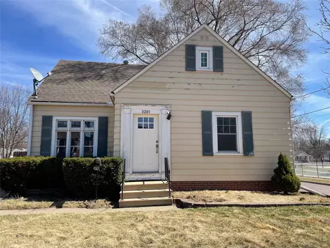 3201 Oxford St, Des Moines, IA 50313