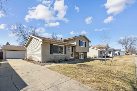 616 NE 9th St, Grimes, IA 50111