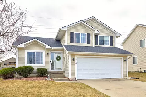 1526 Nine Iron Dr, West Des Moines, IA 50266