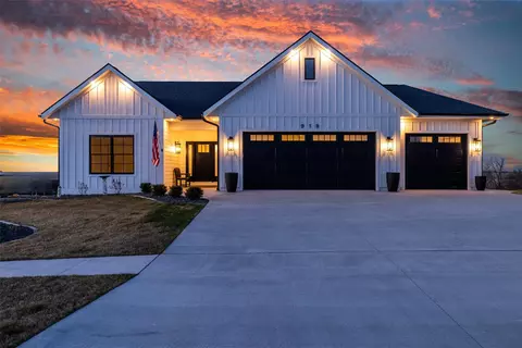 918 Lakeview Dr, Pella, IA 50219