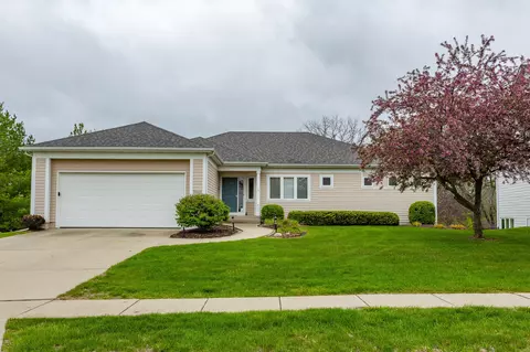 9840 Brookview Dr, Urbandale, IA 50322