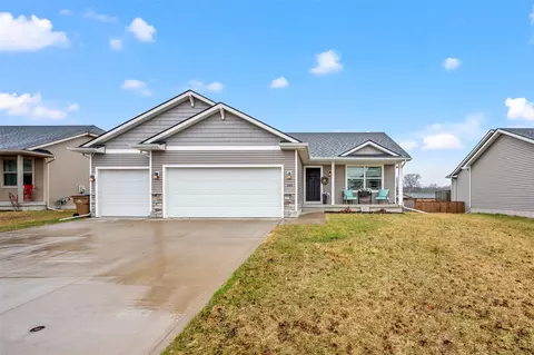 140 SE Wildflower Dr, Pleasant Hill, IA 50327