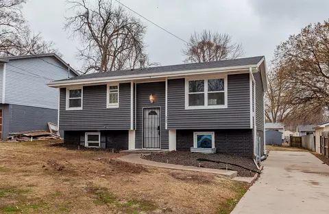 221 E Diehl Ave, Des Moines, IA 50315