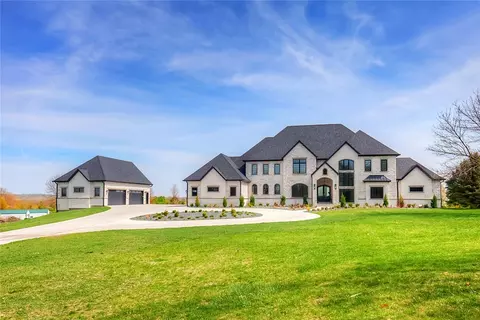 7395 NW 100th St, Johnston, IA 50131