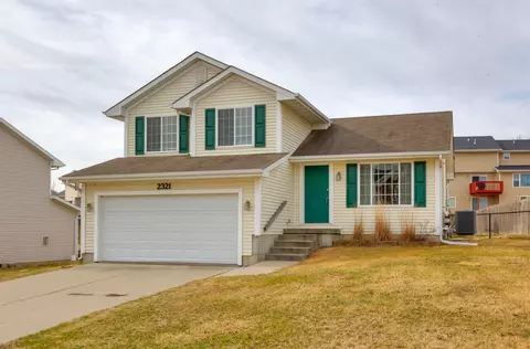 2321 E Luster Ln, Des Moines, IA 50320