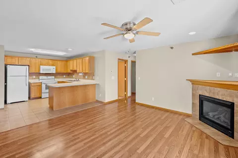 5924 Sutton Pl #8, Urbandale, IA 50322
