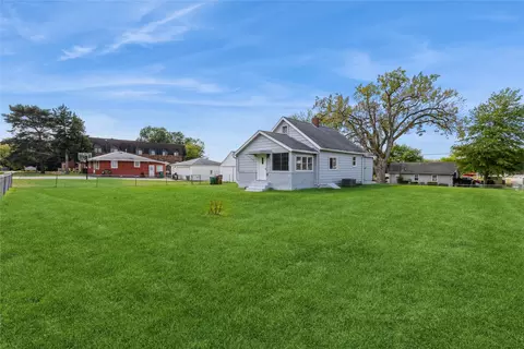 1730 NW 85th St, Clive, IA 50325