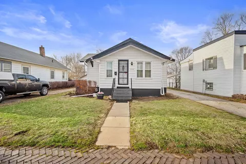 2725 E Walnut St, Des Moines, IA 50317