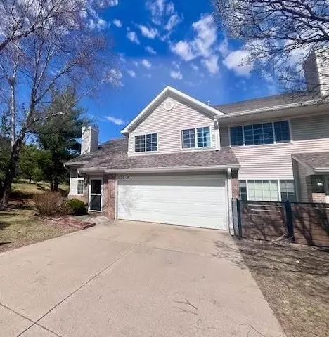 1020 68th St #4, West Des Moines, IA 50266