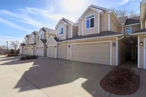6800 Ashworth Rd #602, West Des Moines, IA 50266