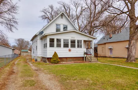 2712 E Walnut St, Des Moines, IA 50317