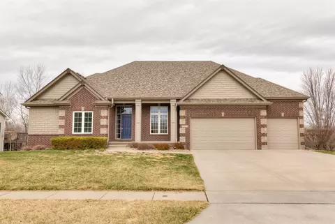 15305 Oakwood Dr, Urbandale, IA 50323