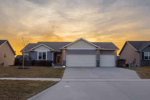 1332 90th St, West Des Moines, IA 50266